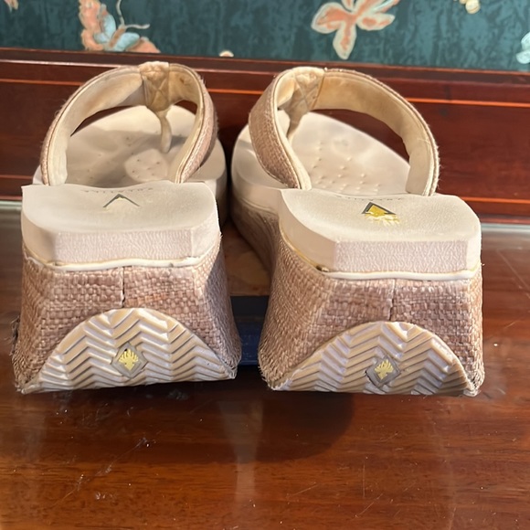 Volatile Platform Sandals - Picture 4 of 7